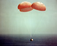 Apollo 9 geht auf dem Ozean nieder