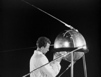 Techniker mit Sputnik 1