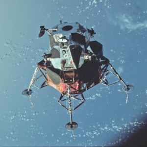 LM-3 „Spider“ im Freiflug über der Erde
