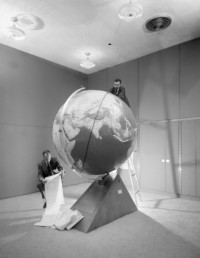 Fred Whipple und J. Allen Hynek markieren die Bahn des Sputnik auf einem Globus am MIT