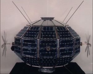 Modell des Meßsatelliten Alouette