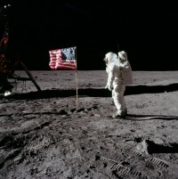 Edwin Aldrin salutiert der US Flagge