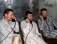 die von den Strapazen gezeichnete Apollo 13 Crew telefoniert mit ihren Familien