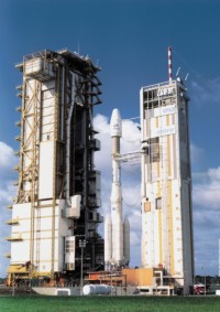 die Ariane 4 mit Anik-F1 auf dem Starttisch