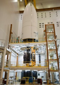 Ariane-5ECA VA201: Aufsetzen der Nutzlastverkleidung