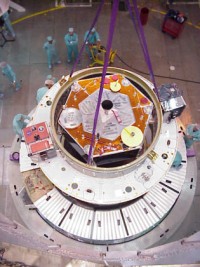 AMSAT-OSCAR 40 in der ASAP Struktur umgeben von den beiden STRV Satelliten