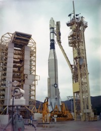 die Atlas-​LV3 Agena-​D mit GAMBIT SV 963 auf dem Startkomplex