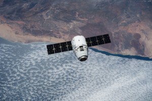 „Dragon“ CRS-6 gesehen von Bord der ISS