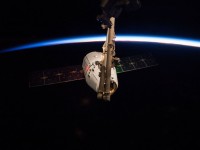 Dragon CRS-5 am Manipulatorarm der ISS hängend