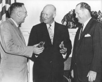 Übergabe der Ernennungsurkunden an T. Keith Glennan (rechts) und Hugh L. Dryden durch Präsident Dwight D. Eisenhower