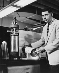 George Ludwig mit der wissenschaftlichen Ausrüstung von Explorer III (auf das Bandgerät zeigend)
