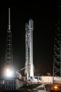 die zum Start aufgerichtete Falcon 9 mit ABS 3A und Eutelsat 115 West B
