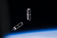 zwei Flock 1 Satelliten nach dem Aussetzen am 13.02.2014