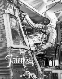 John Glenn beim Einstieg in seine Mercury Kapsel