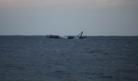 die Falcon 9 Erststufe der GovSat 1 Mission auf dem Meer treibend