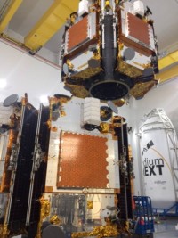 Stacking der Satelliten für die Iridium-1 Mission