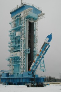 Aufrichten der Kosmos-3M mit Kosmos 2414 und Tatjana 1