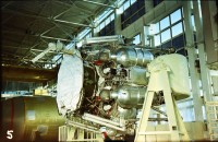 die erste Luna E-8 Sonde mit dem Lunochod Prototypen im Herstellerwerk (offiziell als Luna 17 identifiziert, die Nutzlastverkleidung der Molnija-Rakete im Hintergrund datiert das Foto aber auf spätestens Ende 1968)