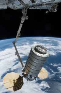 Cygnus OA-7 am Canadarm2 der ISS