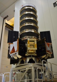 der mit sechs Satelliten bestückte Dispenser für die OneWeb F6 Mission