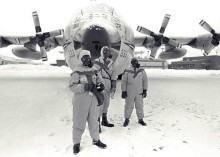 die Besatzung einer C-130H vor ihrer Maschine während Operation „Morning Light“