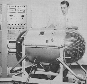 Techniker mit OV1 Satellit (1964)