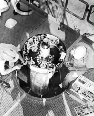 Techniker bei Vorbereitungen zum Aufsetzen von Pioneer II
