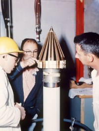 Überprüfung von Pioneer IV durch drei JPL Techniker