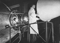Aufsetzen der Nutzlastverkleidung von Sputnik 2