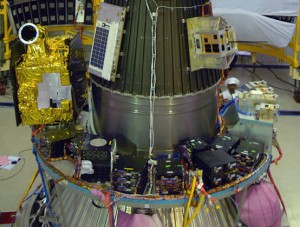 die sekundären Nutzlasten der PSLV-C9 (unten die diversen Nanosatelliten, links IMS 1, am Nutzlastadapter Rubin 8 und CanX 6)