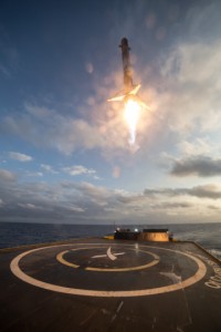 die Falcon 9 Erstsufe der SES 10 Mission im Landeanflug
