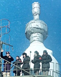 Wladimir Schatalow (links) vor dem Einstieg in das Sojus 4 Raumschiff