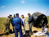 Nikolai Budarin (stehend) und Donald Pettit (rechts, sitzend) nach der harten Landung mit &lt;nobr&gt;Sojus TMA-1&lt;/nobr&gt;