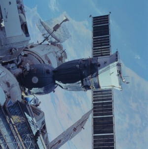 Sojus TM-27 aufgenommen während der STS-91 Mission