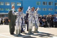 die Besatzung von Sojus TMA-12 bei ihrer Verabschiedung vor dem Start