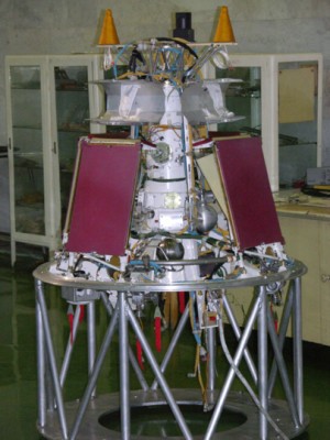 das teilweise montierte Flugexemplar von Cosmos 1 bei NPO Lawotschkin