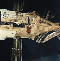 Teilaufnahme des „Spektr“ Moduls mit teilweise eingefaltetem zweiten Solarzellenpaar (aufgenommen während STS-71)