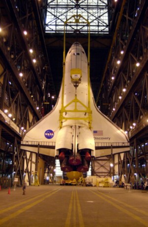 die „Discovery“ im VAB bei der Vorbereitung zur STS-102 Mission