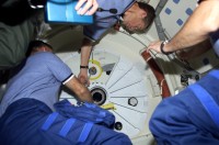 Öffnen der Luftschleuse zwischen „Discovery“ und ISS 