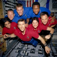 Gruppenfoto der roten und der blauen Schicht der STS-107 Mission