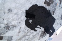 der Schatten von Steve Robinson auf dem Hitzeschild der „Discovery” bei seinem dritten Außenbordmanöver