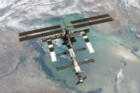 Blick auf die ISS von der abfliegenden „Discovery”