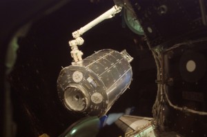 das Columbus Modul bei der Montage während der STS-122 Mission