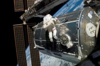 Rex Walheim bei seiner 3. EVA während der STS-122 Mission