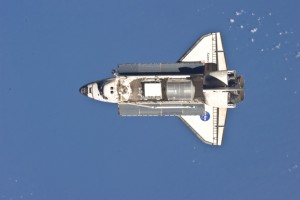 die „Discovery“ bei ihrem letzten Anflug auf die ISS