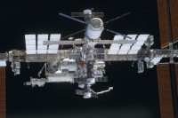 seltener Blick auf das „Heck“ der ISS mit dem ATV aus der abfliegenden „Discovery“