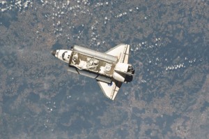 die „Endeavour“ F-25 im Anflug auf die ISS