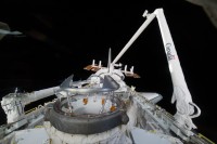 die „Endeavour“ vor dem Docking mit der ISS
