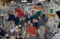 Gruppenfoto der Mannschaften von „Atlantis“ und ISS