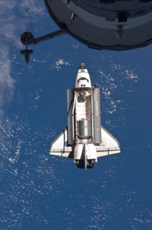 Blick in die Nutzlastbucht der anfliegenden „Atlantis“ F-33